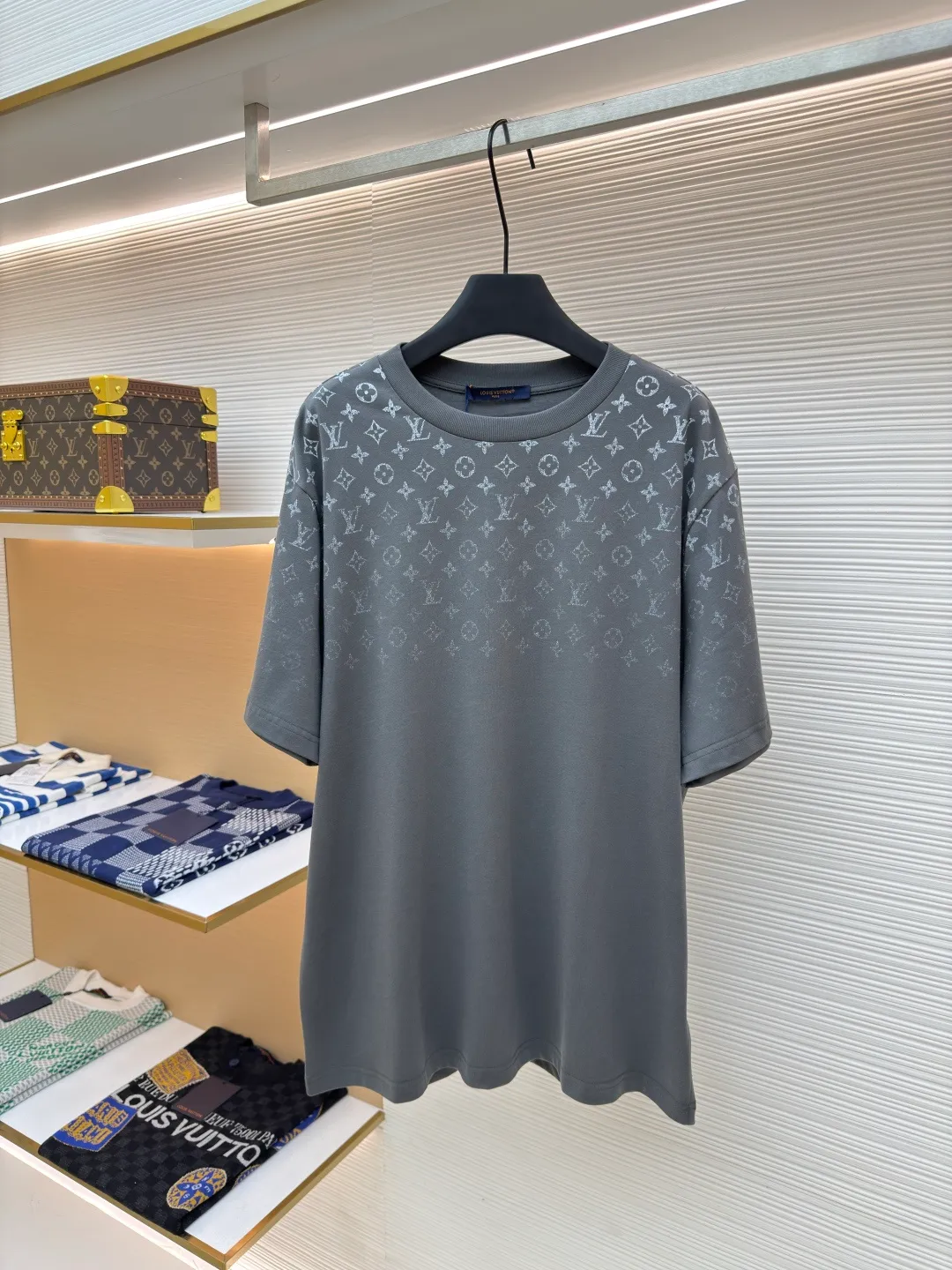 LOUIS VUITTON Gradient presbyopic T-shirt ●Authentic product: Purchased and developed by 8450 ●Item number: 1680214-A10 ●Fabric: refined sulfur cotton fabric ●Technology: printing production ●Version: fitted version ●Weight: about 305 grams ●Size: XS-S-M-L ●Description: The fabric is made of 32s double-ply combed cotton compact siro-spun yarn, matched with 1*1 flat knitted cotton thread. The entire garment's front and rear panels, left and right sleeves, are printed with Kornit white ink digital direct injection. The first draft is made based on the Y-plate scanned pattern, and the clarity of the first draft is corrected by hand to ensure that the printed flower pieces have a gradient and orderly visual effect. The overall wiring is straight and delicate, the fabric is comfortable and soft, and the color is consistent without color difference. It can be matched with the same style to create a fashionable look and control various occasions. Customized accessories, complete with three standards, same style for men and women!